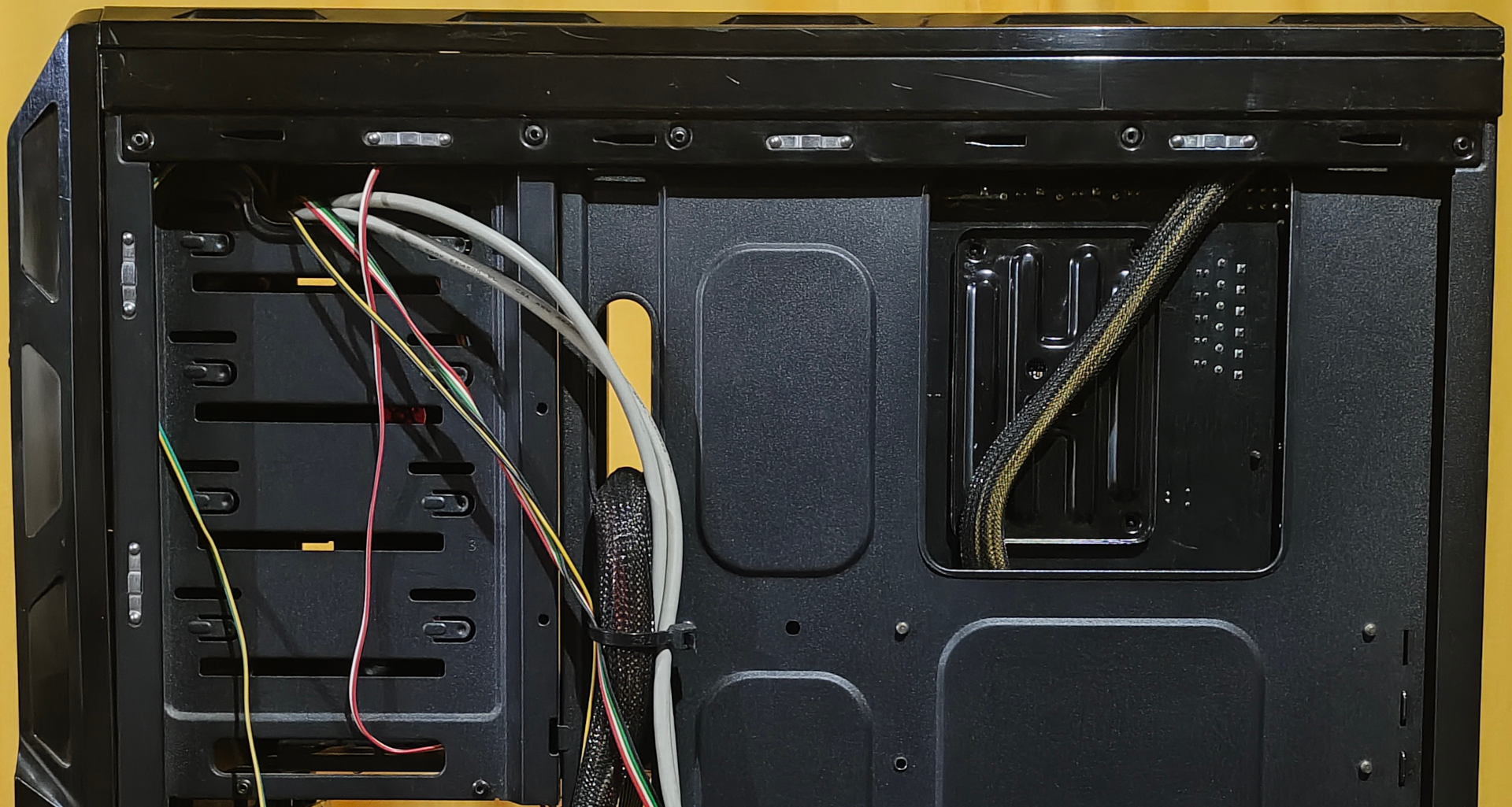 Ejemplo de cableado interno ordenado y seguro